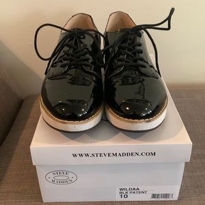 Steve Madden Black Patent lace up flats. Size 10